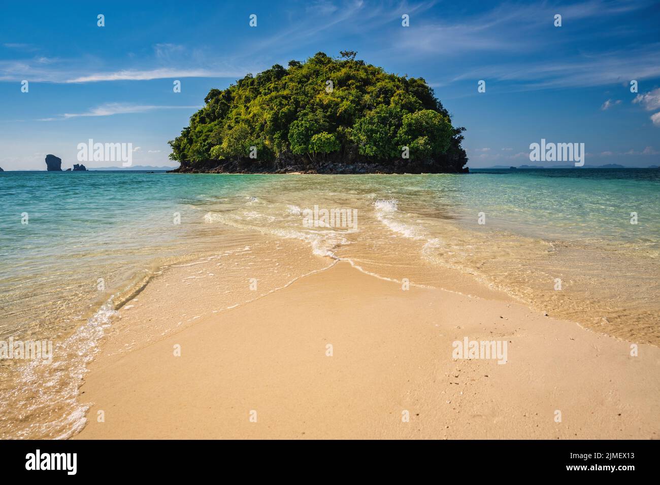 Vista delle isole tropicali con acqua di mare blu oceano e spiaggia di sabbia bianca a Thale Waek (mare separato), Foto Stock