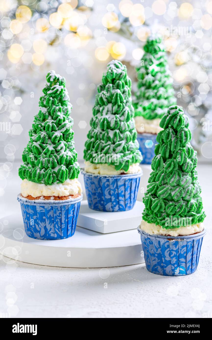Cupcakes di Natale con decorazione dell'albero di Natale. Foto Stock