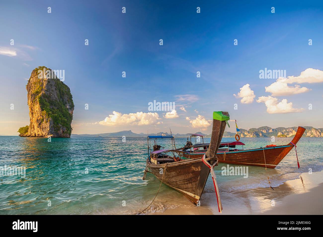 Vista delle isole tropicali con barca a coda lunga oceano acqua di mare blu e spiaggia di sabbia bianca, Krabi Thailandia Foto Stock