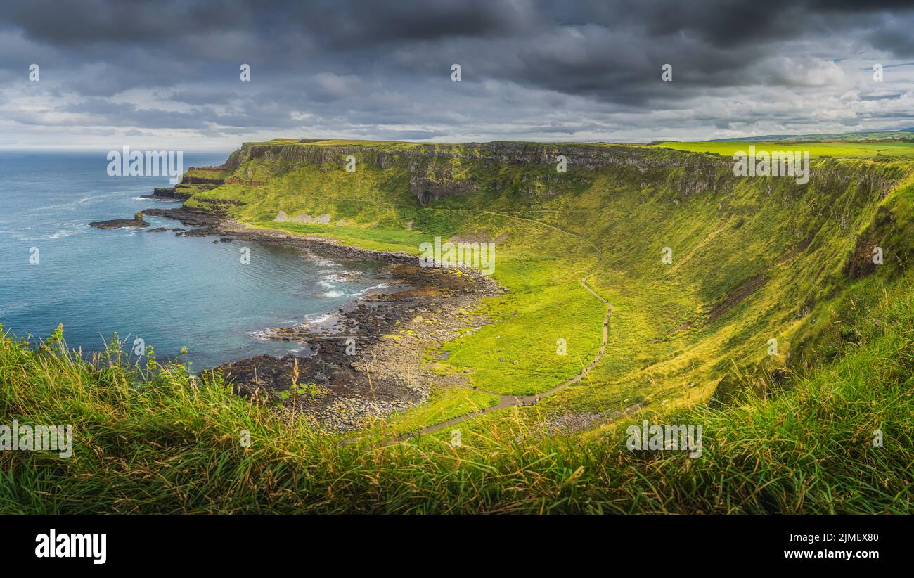Panorama del Selciato dei Giganti con luce e cielo spettacolari, Irlanda del Nord Foto Stock