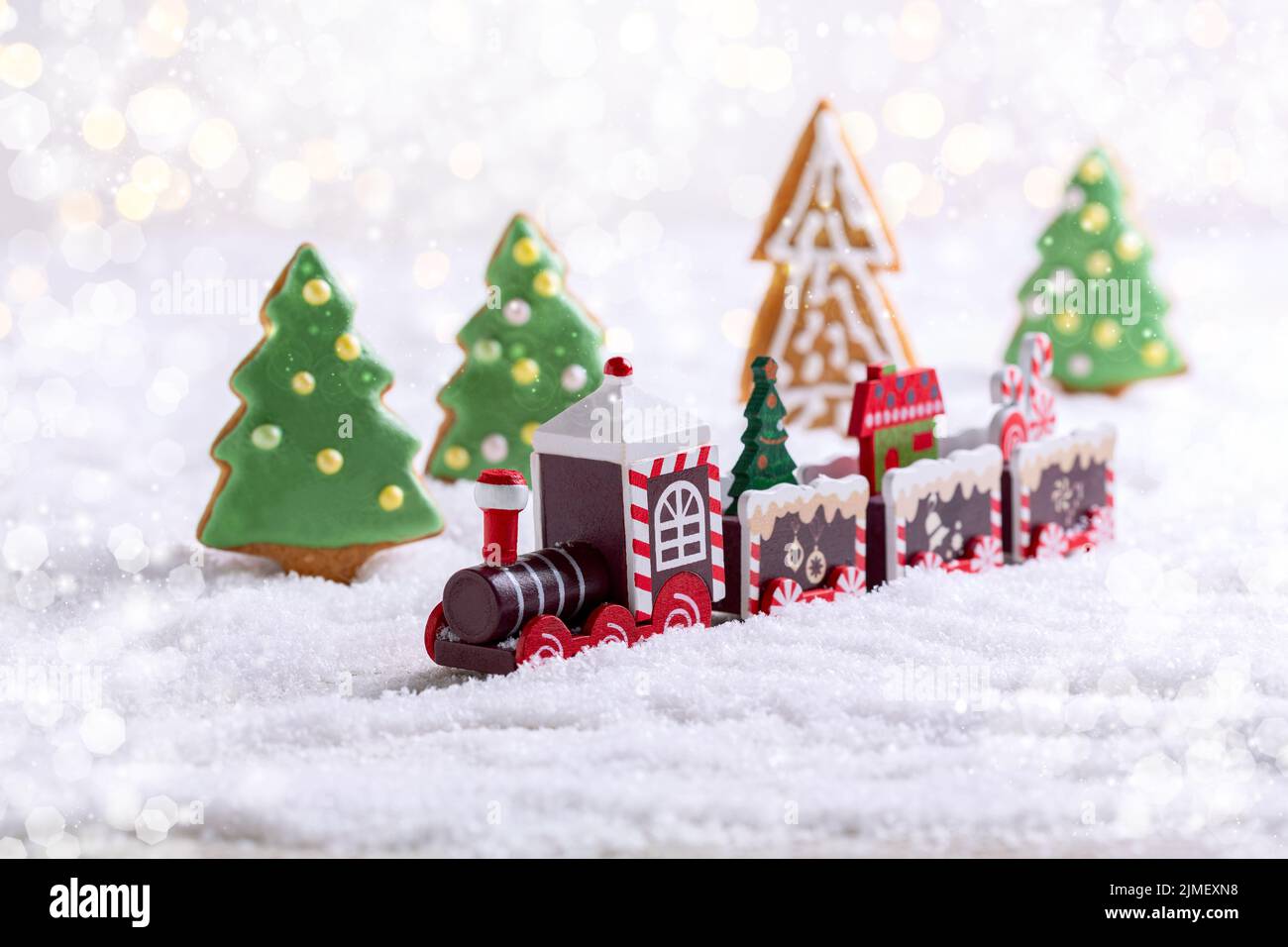 Treno giocattolo di Natale con un albero di Natale e regali. Foto Stock