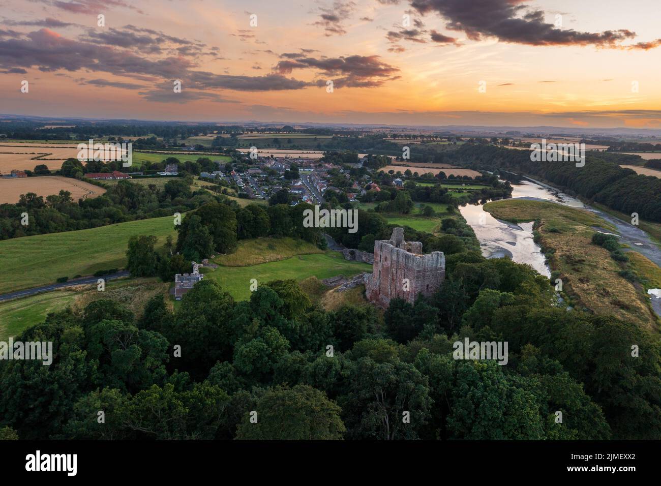 Il castello di Norham uno dei più importanti dei castelli di confine è stato costruito nel 1121 dai Vescovi di Durham una lunga e turbolenta storia ha visto molte famose Foto Stock