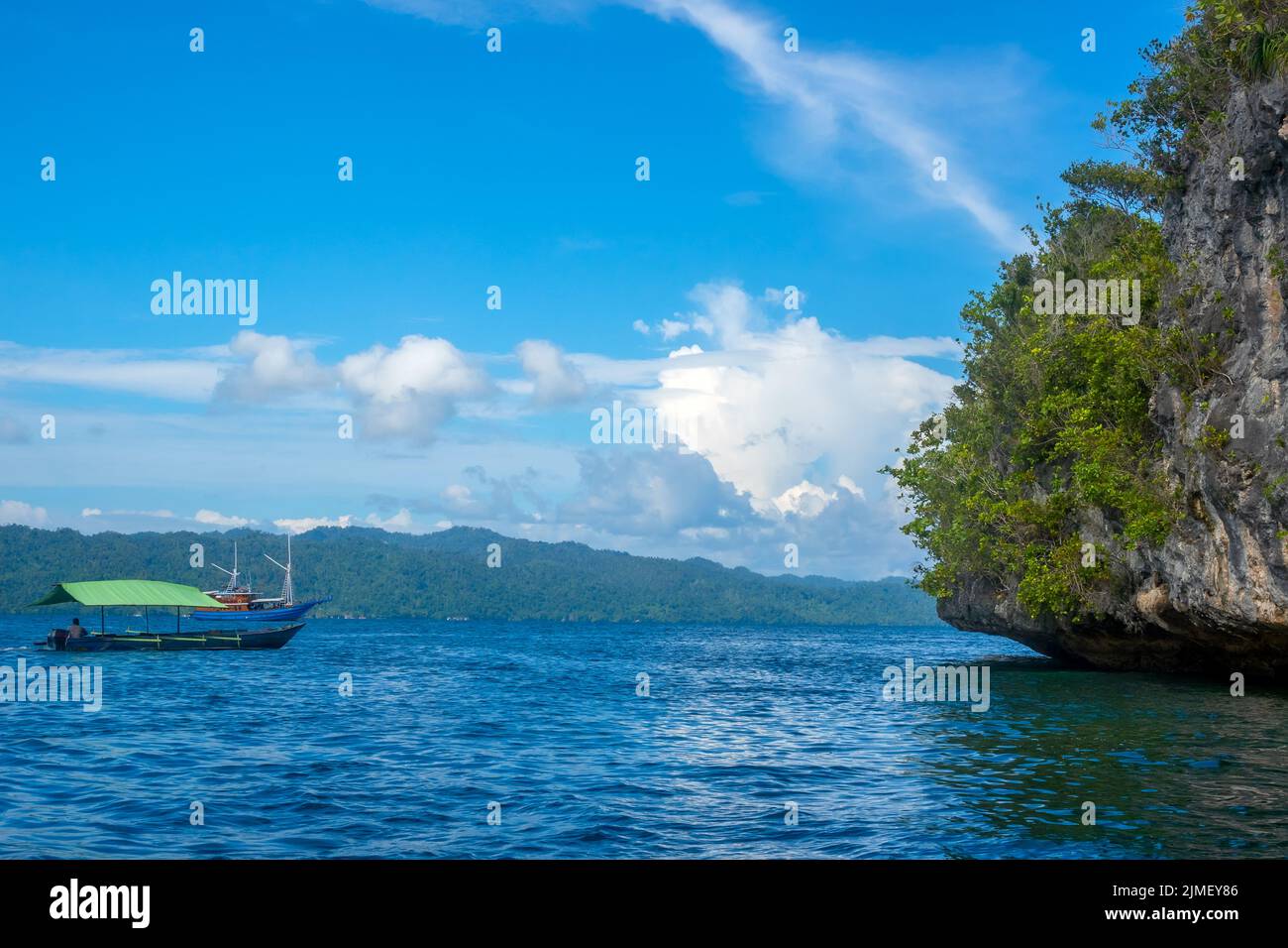 Green Rock in Indonesia e barche da diporto Foto Stock
