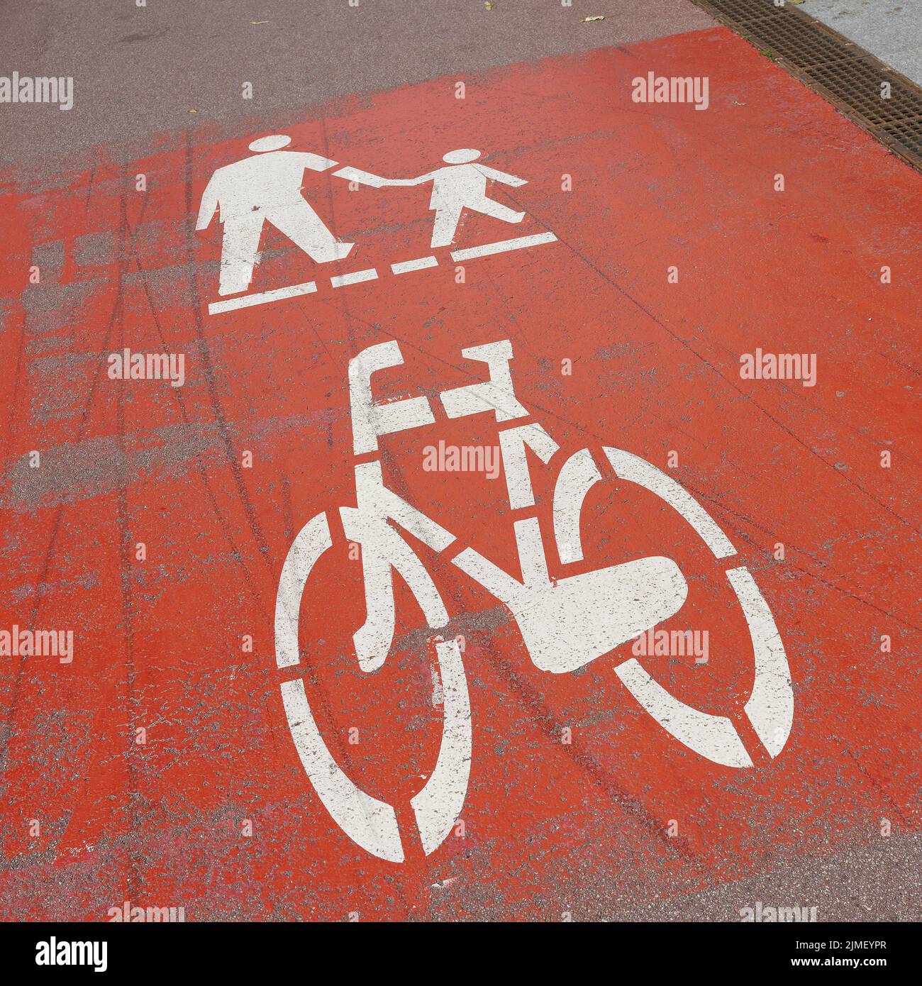 Percorso rosso segnato per ciclisti e pedoni nel centro di Kolobrzeg in Polonia Foto Stock