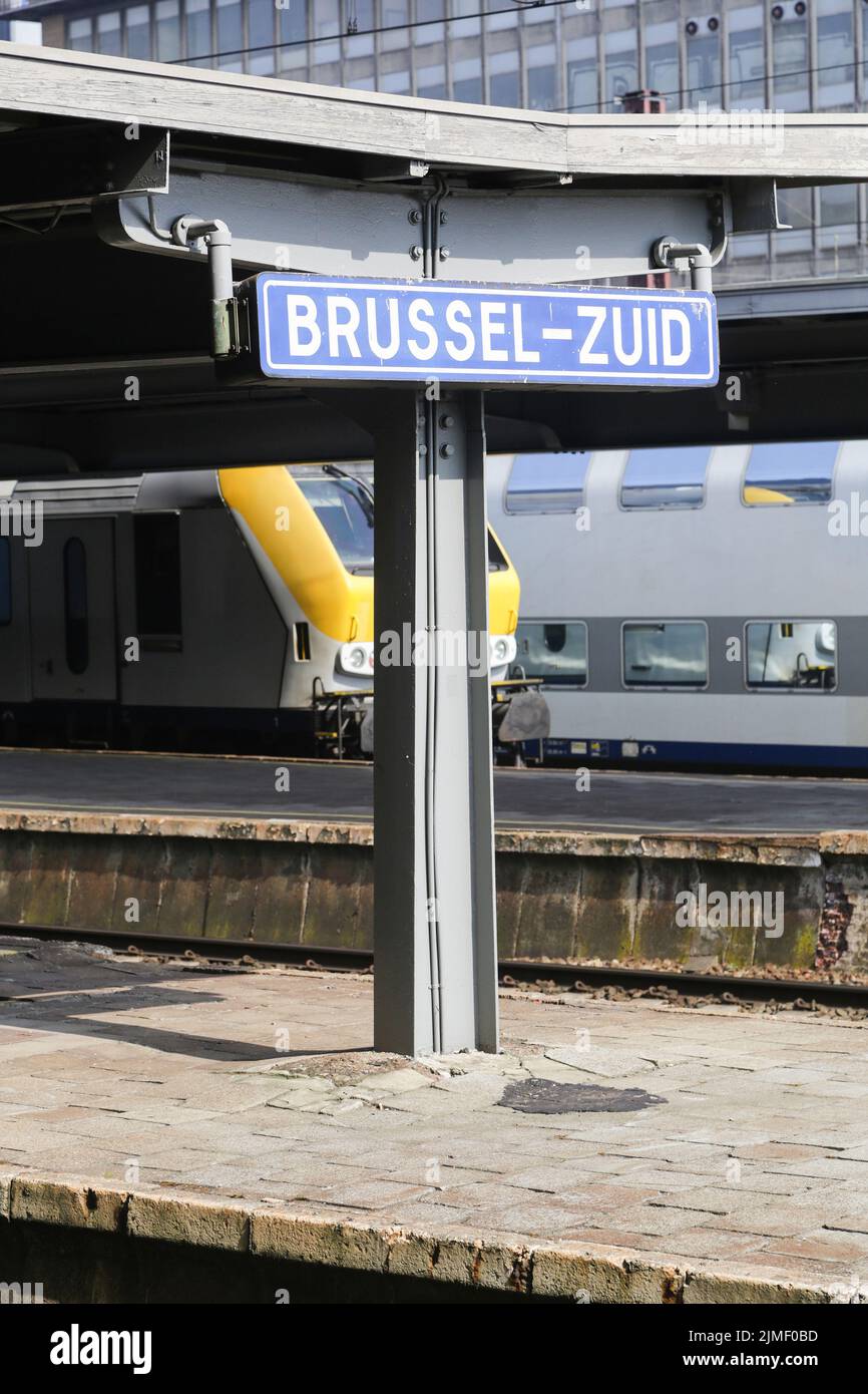 Binari e treni in Bruxelles Sud Stazione Ferroviaria Foto Stock