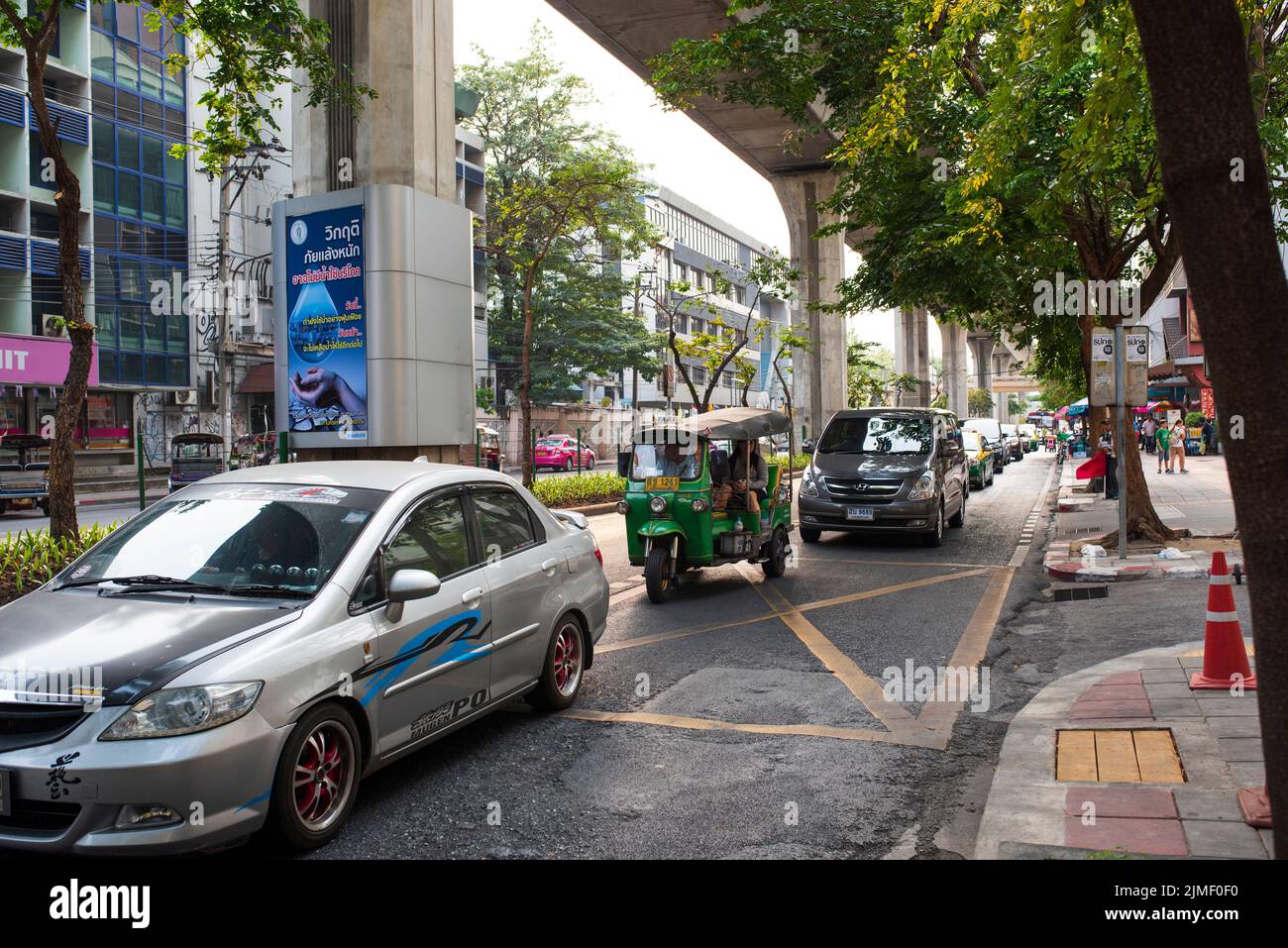 Bangkok City Streets.Traffic e mezzi di trasporto convenzionali. Vita cittadina Foto Stock