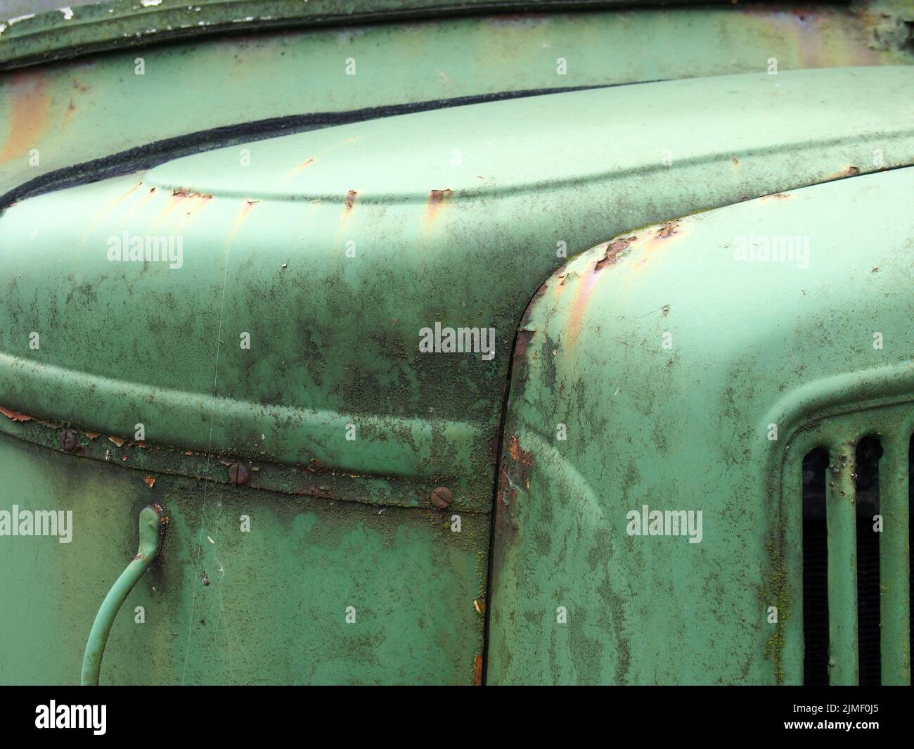 Dettaglio del cofano di un antico camion verde abbandonato Foto Stock