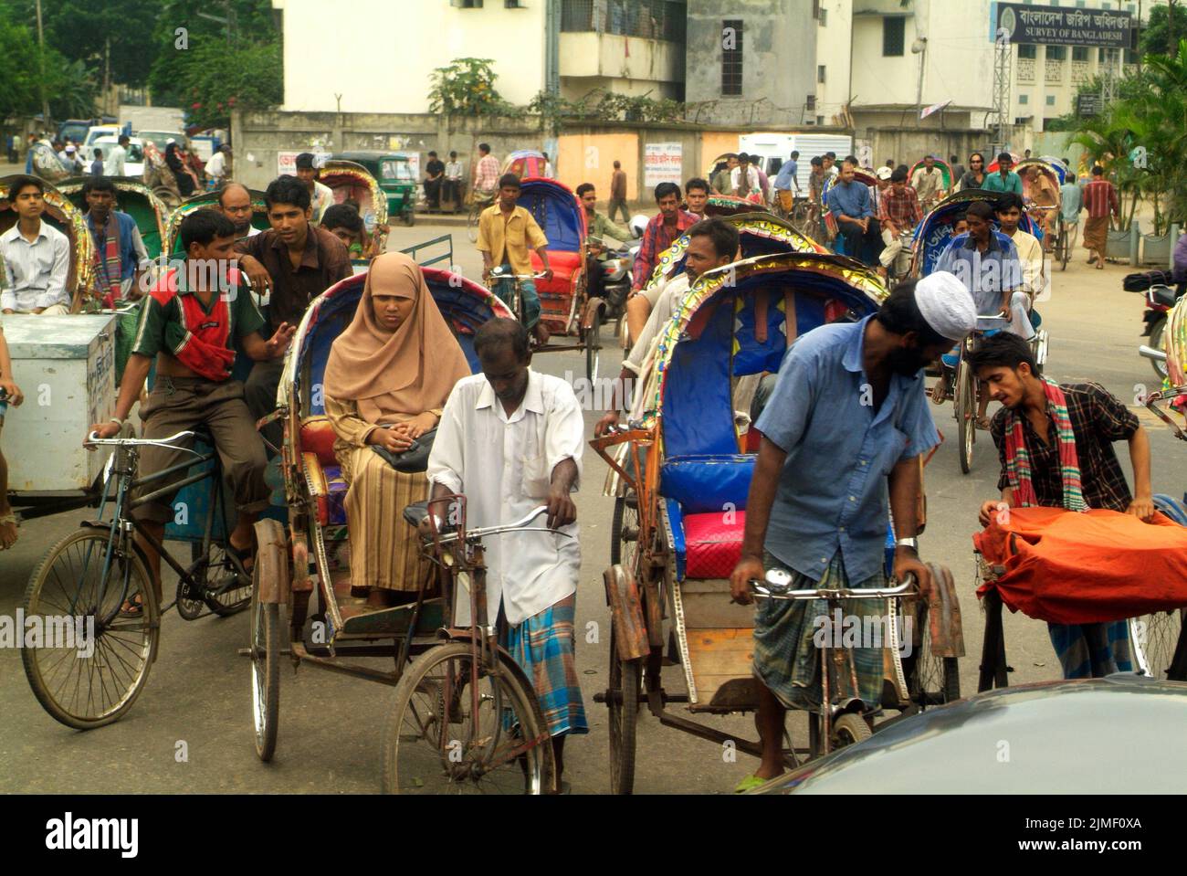 Dhaka, Bangladesh - 17 settembre 2007: Persone non identificate su risciò tradizionali, un tipo di trasporto tradizionale Foto Stock