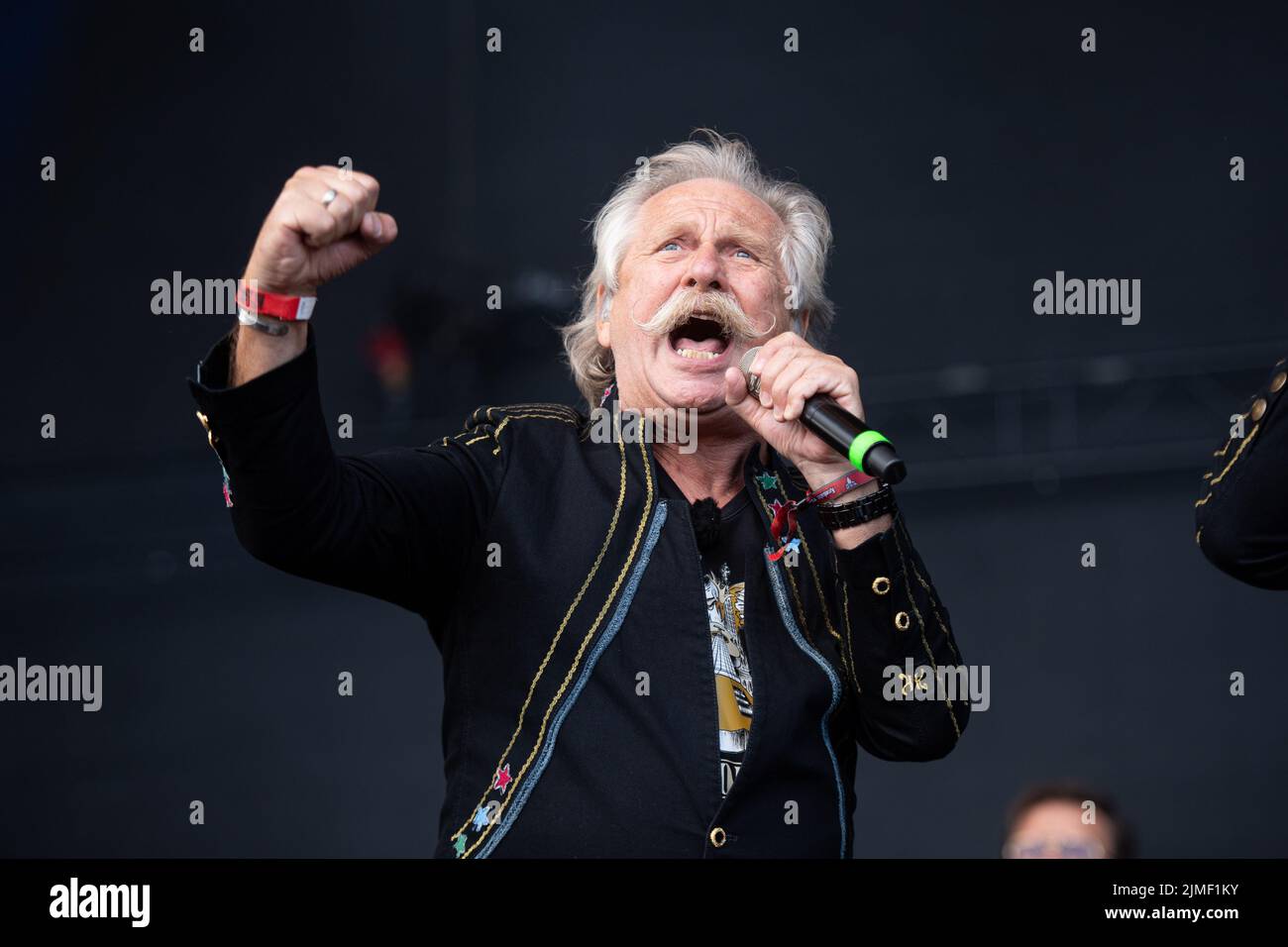 Wacken, Germania. 06th ago 2022. Henning Krautmacher, cantante della band Höhner, è sul palco al Wacken Open Air Festival. La band dialettale di Colonia si esibì per la prima volta a Wacken. Il WOA è considerato il più grande festival del metallo pesante del mondo. Credit: Daniel Reinhardt/dpa/Alamy Live News Foto Stock