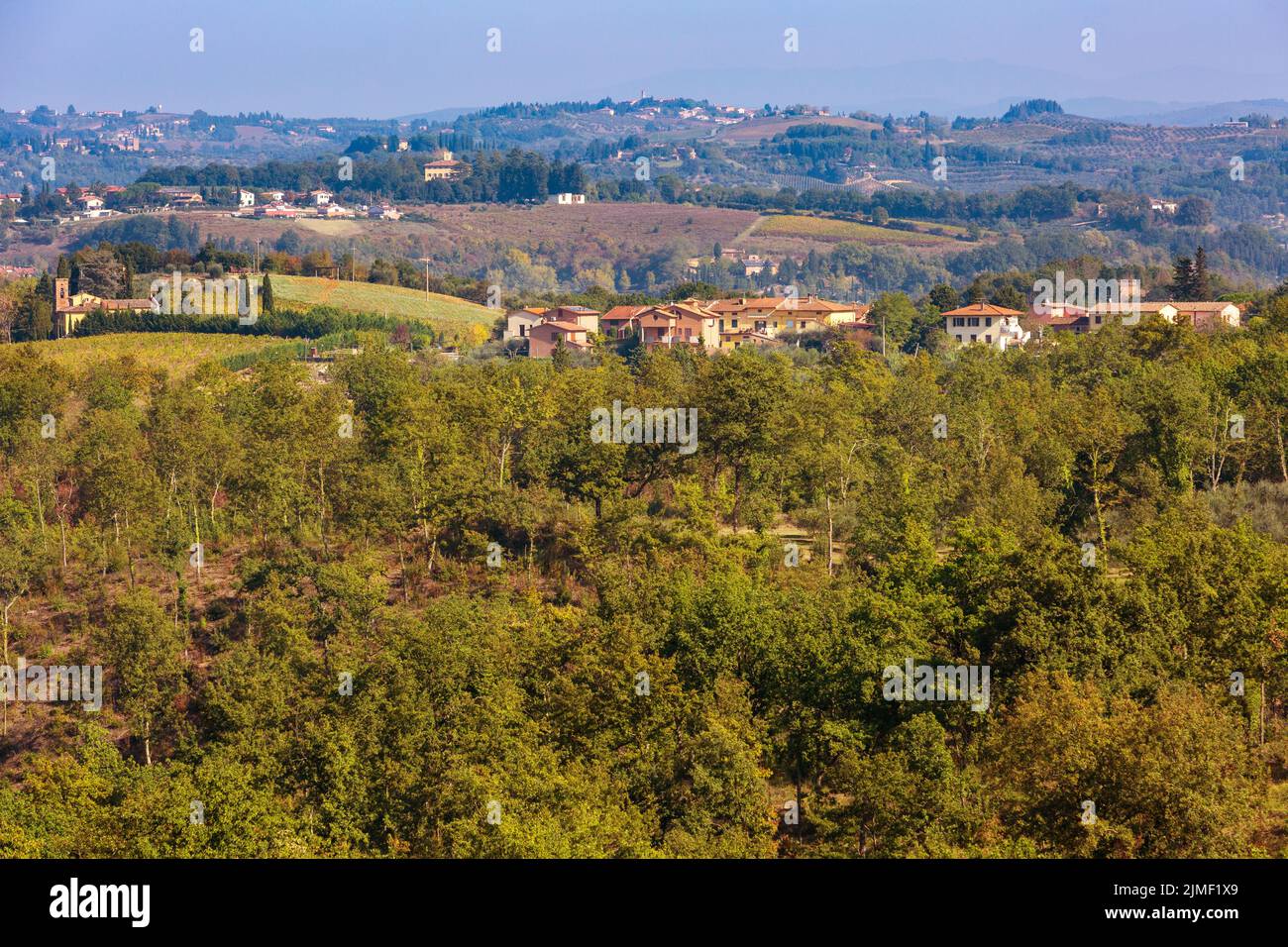Toscana, Italia paesaggio autunnale con case Foto Stock
