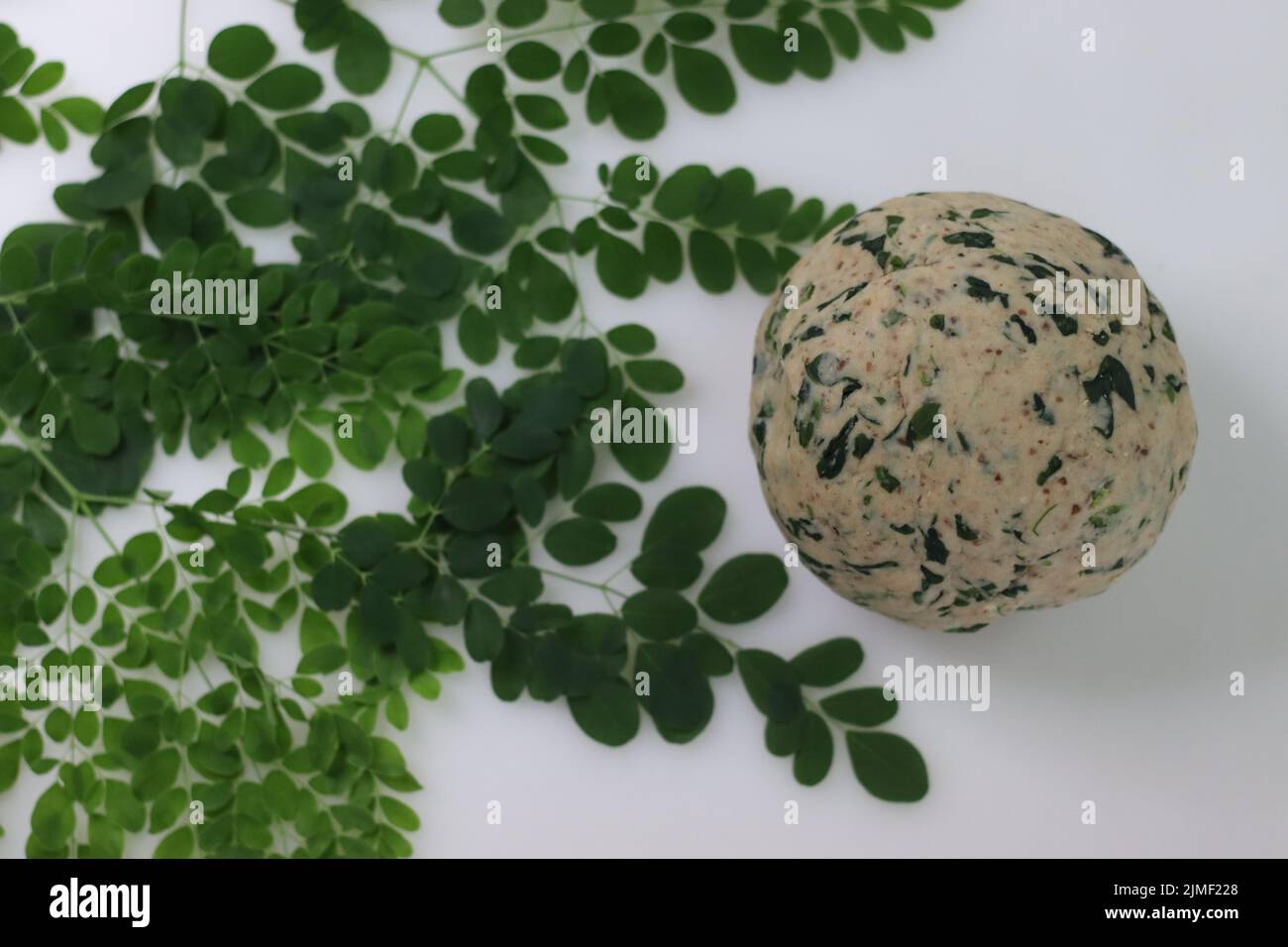 Impasto per la preparazione del pane piatto indiano, fatto di farina integrale e spezie con foglie di moringa. Per fare una sana colazione indiana chiamata m Foto Stock