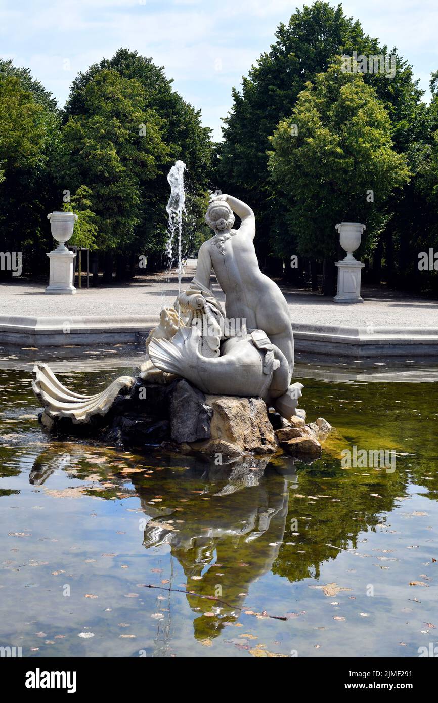 Vienna, Austria - 01 agosto 2022: Fontana Naiade occidentale con scultura - ex residenza dei governanti asburgici e oggi patrimonio mondiale dell'UNESCO S. Foto Stock