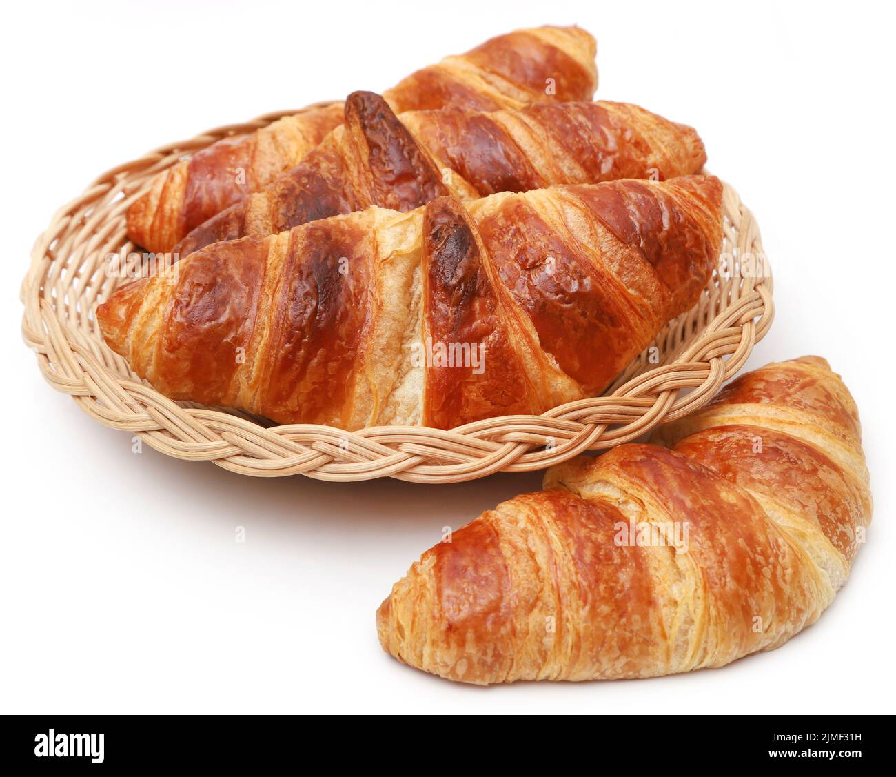 Primo piano di gustosi croissant su sfondo bianco Foto Stock