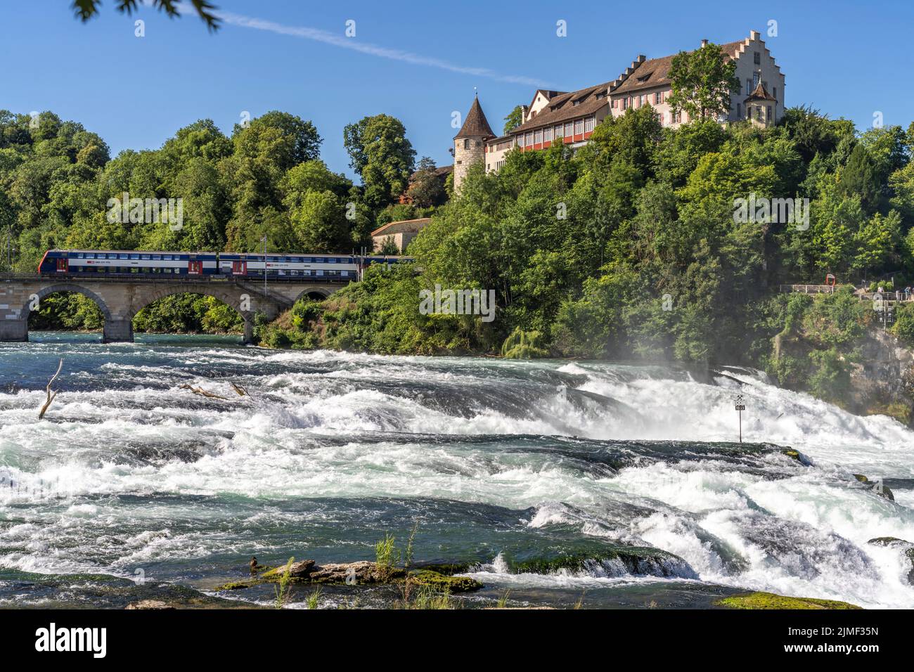 Wasserfall Rheinfall, Schloss Laufen und Rheinfall-Brücke bei Neuhausen am Rheinfall, Schweiz, Europa | Cascate del Reno, Castello di Laufen e Brid di Rheinfall Foto Stock
