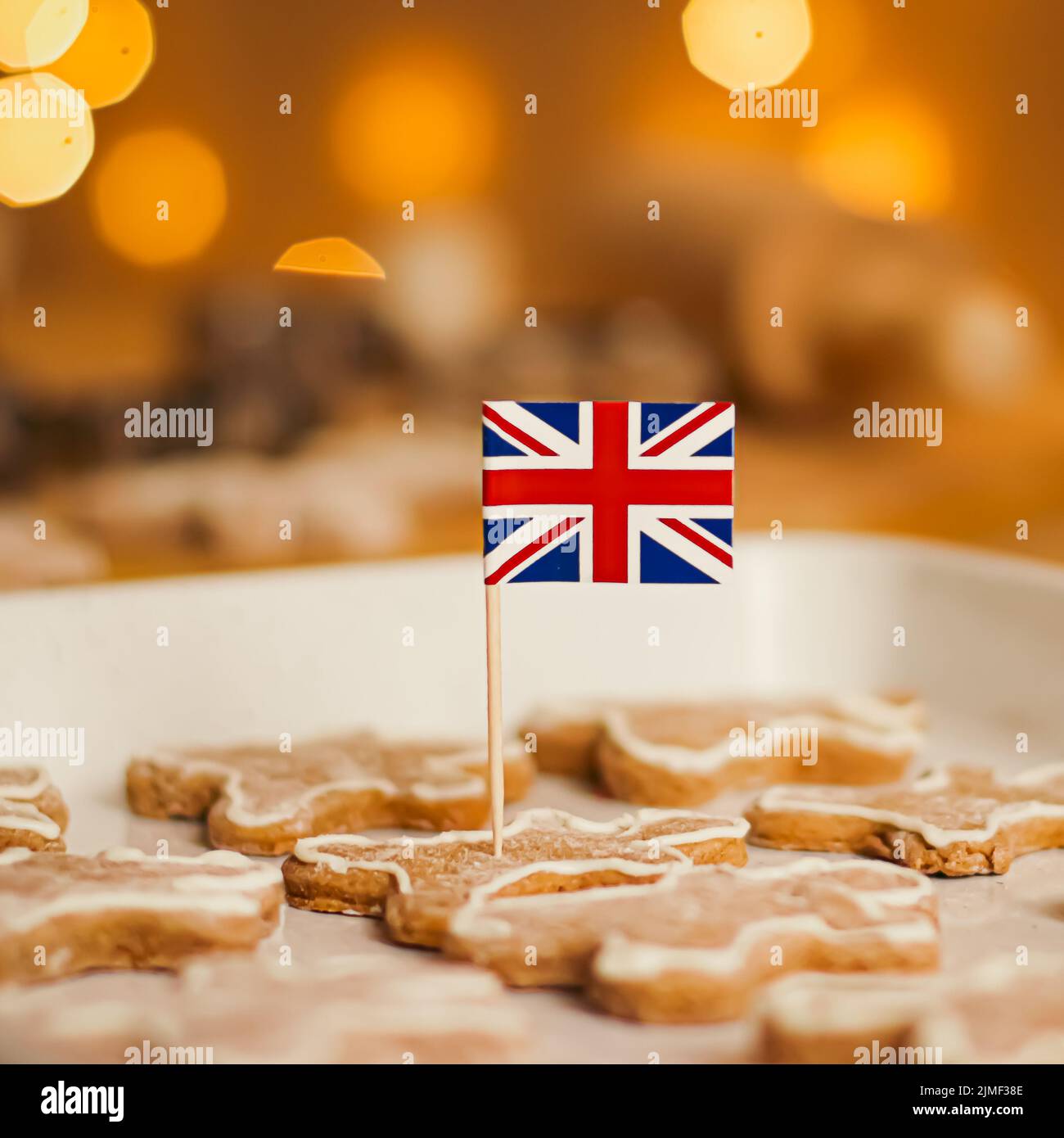 Vacanza britannica e concetto di cottura di Natale. Union Jack bandiera della Gran Bretagna e zenzero uomini biscotti in cucina in it Foto Stock