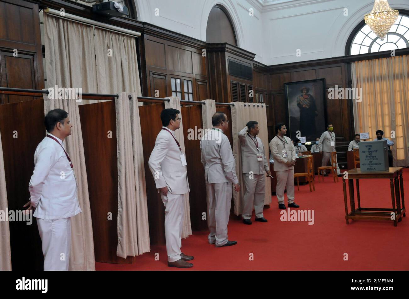 New Delhi, Nuova Delhi, India. 6th ago 2022. Membri del Parlamento per eleggere il nuovo Vice Presidente dell'India tra l'Alleanza Nazionale Democratica (NDA) ex Governatore del Bengala Occidentale Jagdeep Dhankhar partiti di opposizione candidato Margaret Alva in Parlamento, a Nuova Delhi India Sabato (Credit Image: © Ravi Batra/ZUMA Press Wire) Foto Stock