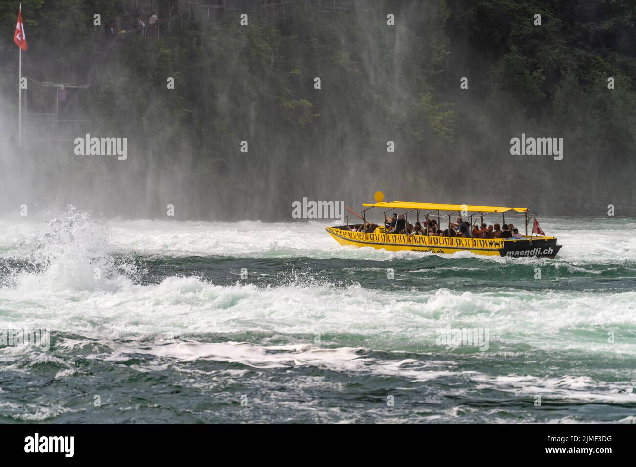 Aussflugsboot bei der Anfahrt zum Wasserfall Rheinfall bei Neuhausen am Rheinfall, Schweiz, Europa | escursione in barca alle cascate del Reno, Neuh Foto Stock