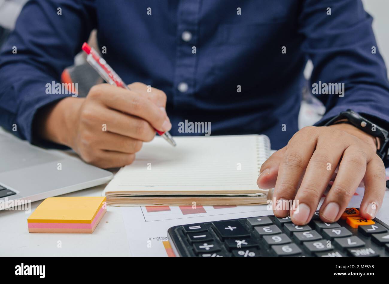 Business documento finanza rapporto e analisi contabile graph.businessman utilizzando calcolo di marketing grafico di investimento documentazione statistica su scrivania. Foto Stock