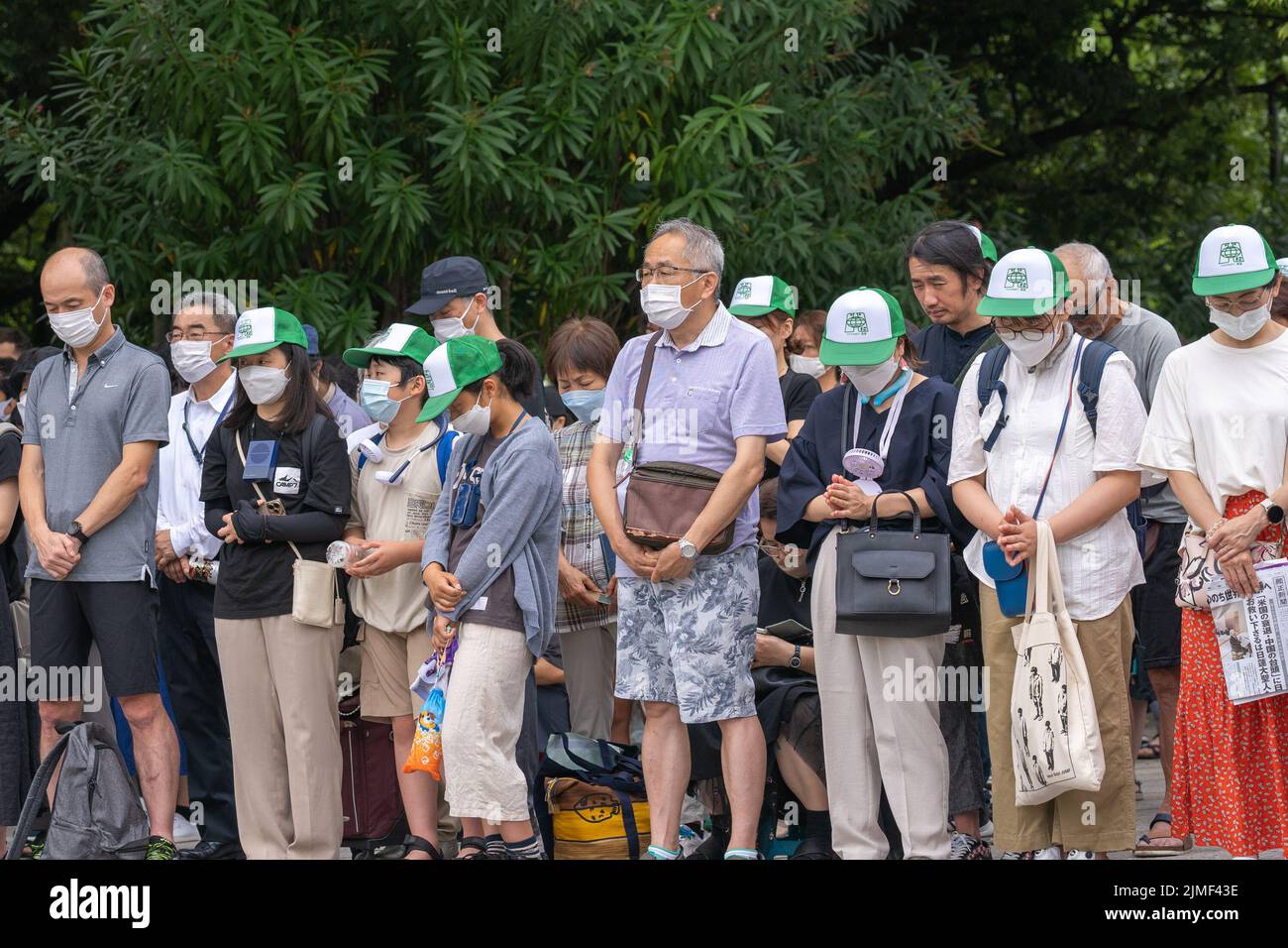 Hiroshima commemora il 'Genbaku no Hi (Atomic Bomb Day)' del 77th con una cerimonia commemorativa della Pace alle ore 8 nel Peace Park di Hiroshima, Giappone, il 6 agosto 2022. Per la prima volta in tre anni, è stato fornito un numero limitato di posti a sedere generali, centinaia di persone senza biglietti osservano la cerimonia dall'esterno del parco e offrono un minuto di preghiera silenziosa alle 8:15. ( Photo by Mihoko Owada/ Credit: Sipa USA/Alamy Live News Foto Stock
