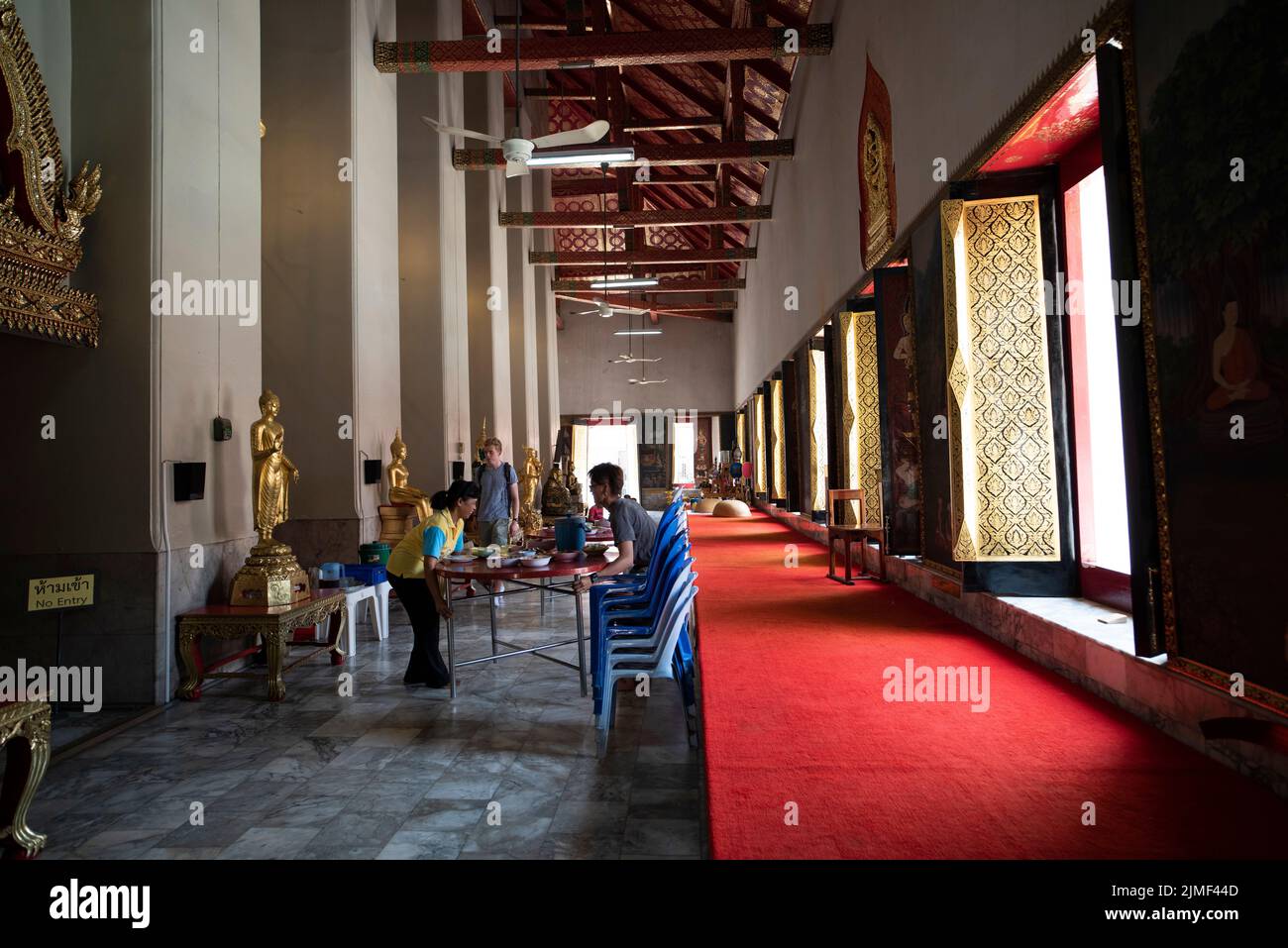 Interno del tempio di Wat Chana Songkhram Ratchahawihan. Persone che adorano nel tempio. Si tratta di un monastero reale di seconda classe Foto Stock