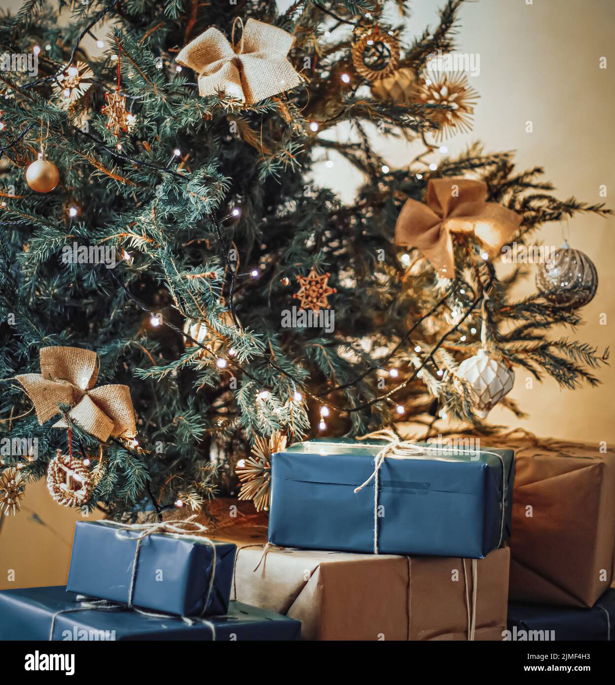 Consegna delle feste di Natale e concetto di regali sostenibili. Scatole regalo blu marino confezionate in confezioni ecocompatibili con p riciclato Foto Stock