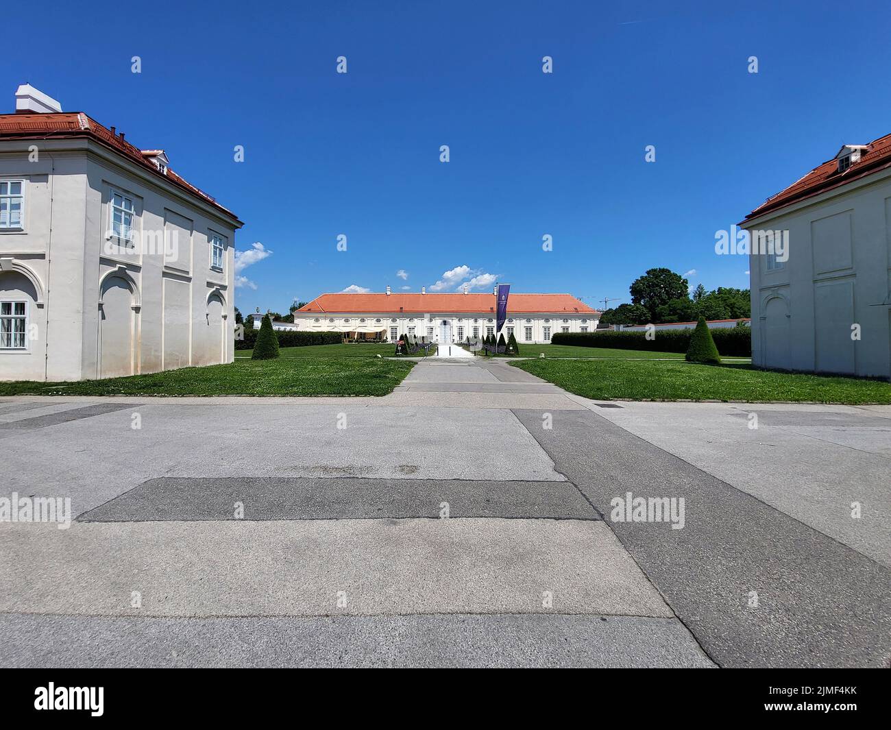 Vienna, Austria - 12 giugno 2022: Parco pubblico di Augarten con palazzo, un'oasi verde nel distretto 2nd di Vienna, sede del coro dei ragazzi di Vienna e del Foto Stock