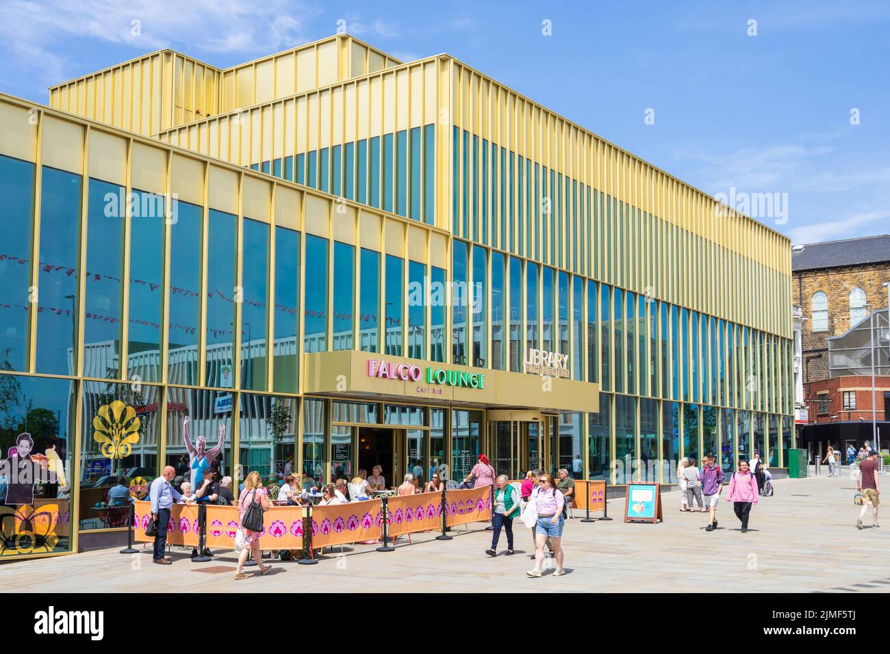 Barnsley Library o la Lightbox persone che godono il sole nella piazza del lavoro di vetro Barnsley South Yorkshire West Riding of Yorkshire Inghilterra UK GB Europe Foto Stock