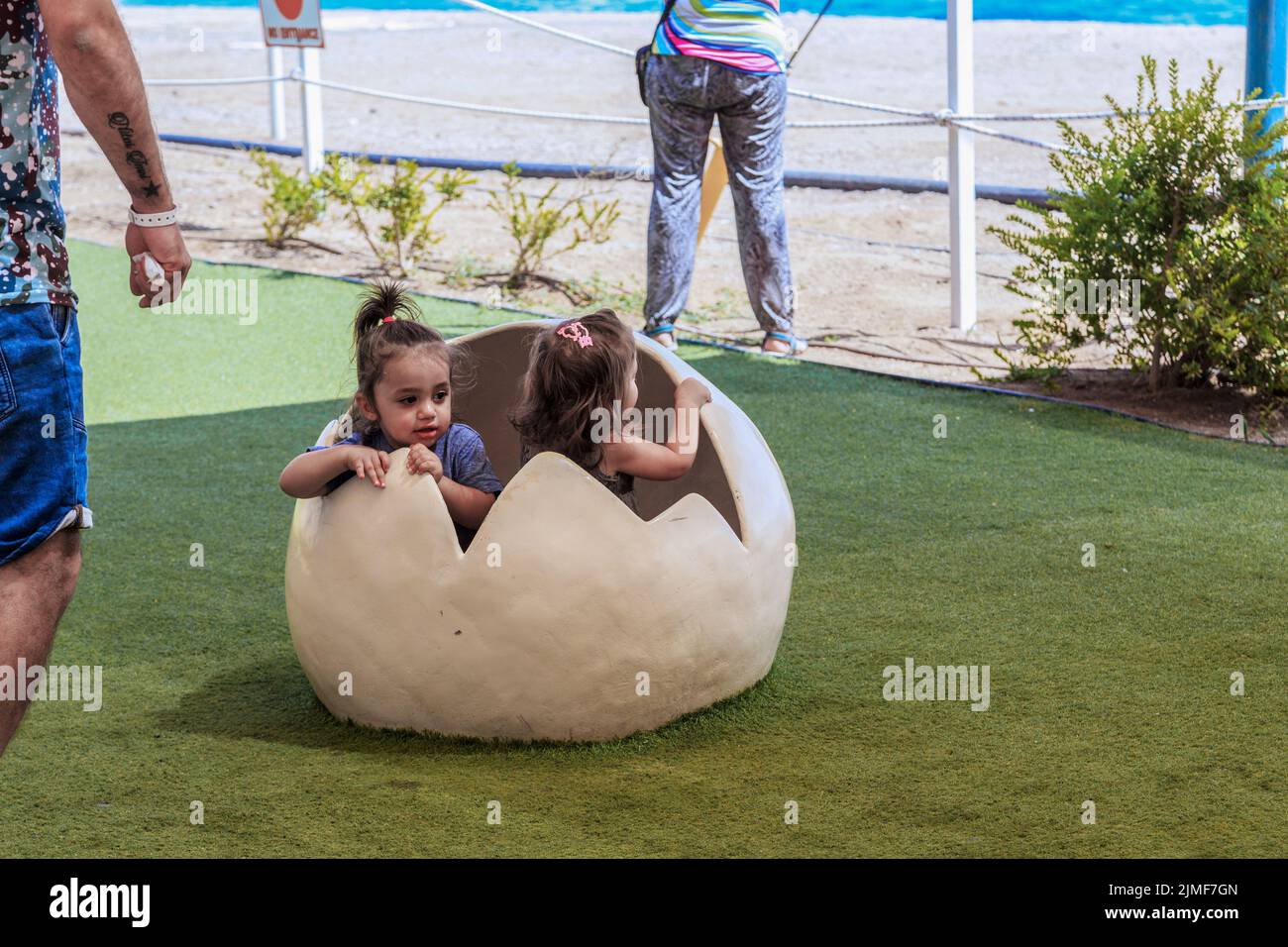 EILAT, ISRAELE - 21 SETTEMBRE 2017: Le bambine non identificate giocano nel parco giochi come pulcini schiusa da un uovo. Foto Stock