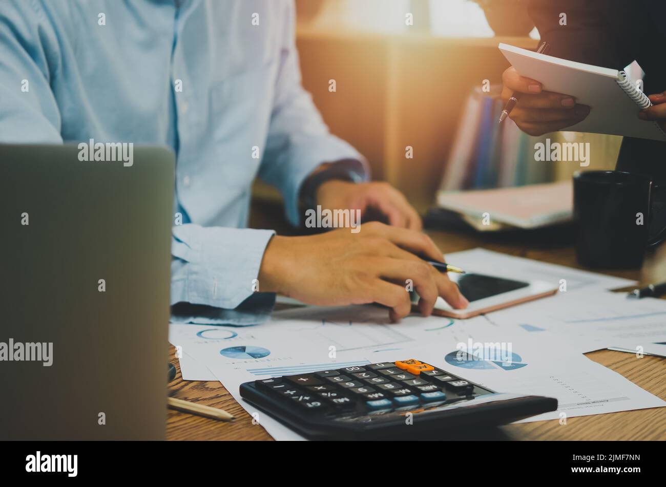 Le persone aziendali che si incontrano in ufficio analizzando i dati dei grafici finanziari e degli investimenti per pianificare un team di marketing. Foto Stock