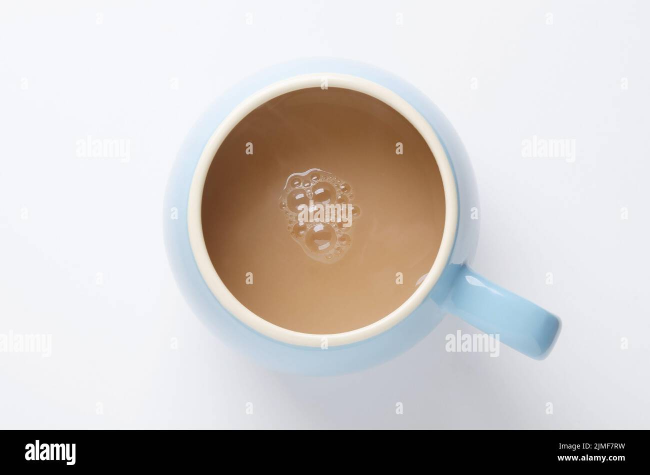 Bevanda di tè in tazza blu direttamente sopra su sfondo bianco Foto Stock