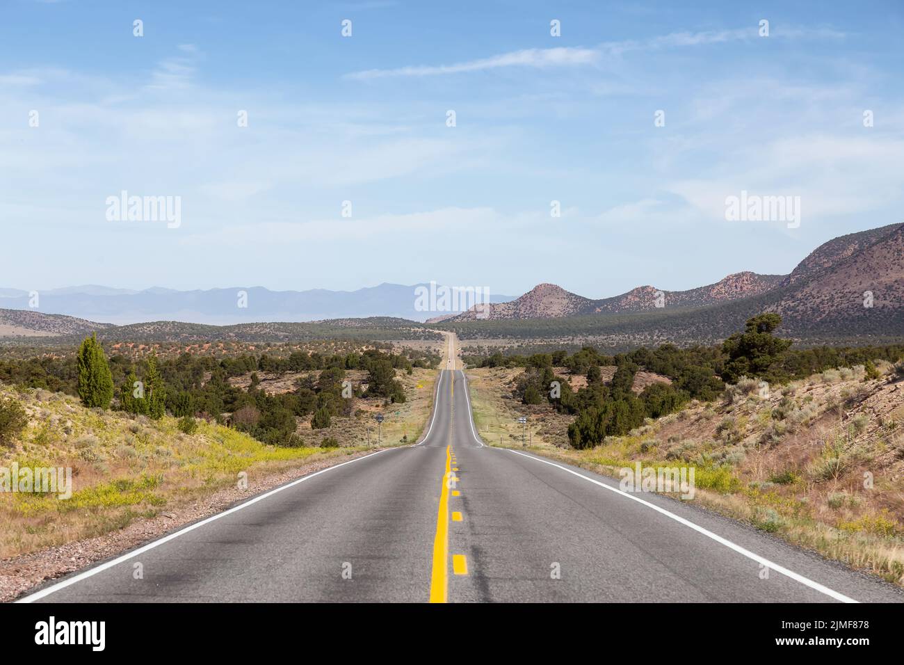 Percorso panoramico dell'autostrada nel deserto con il paesaggio delle montagne americane. Foto Stock