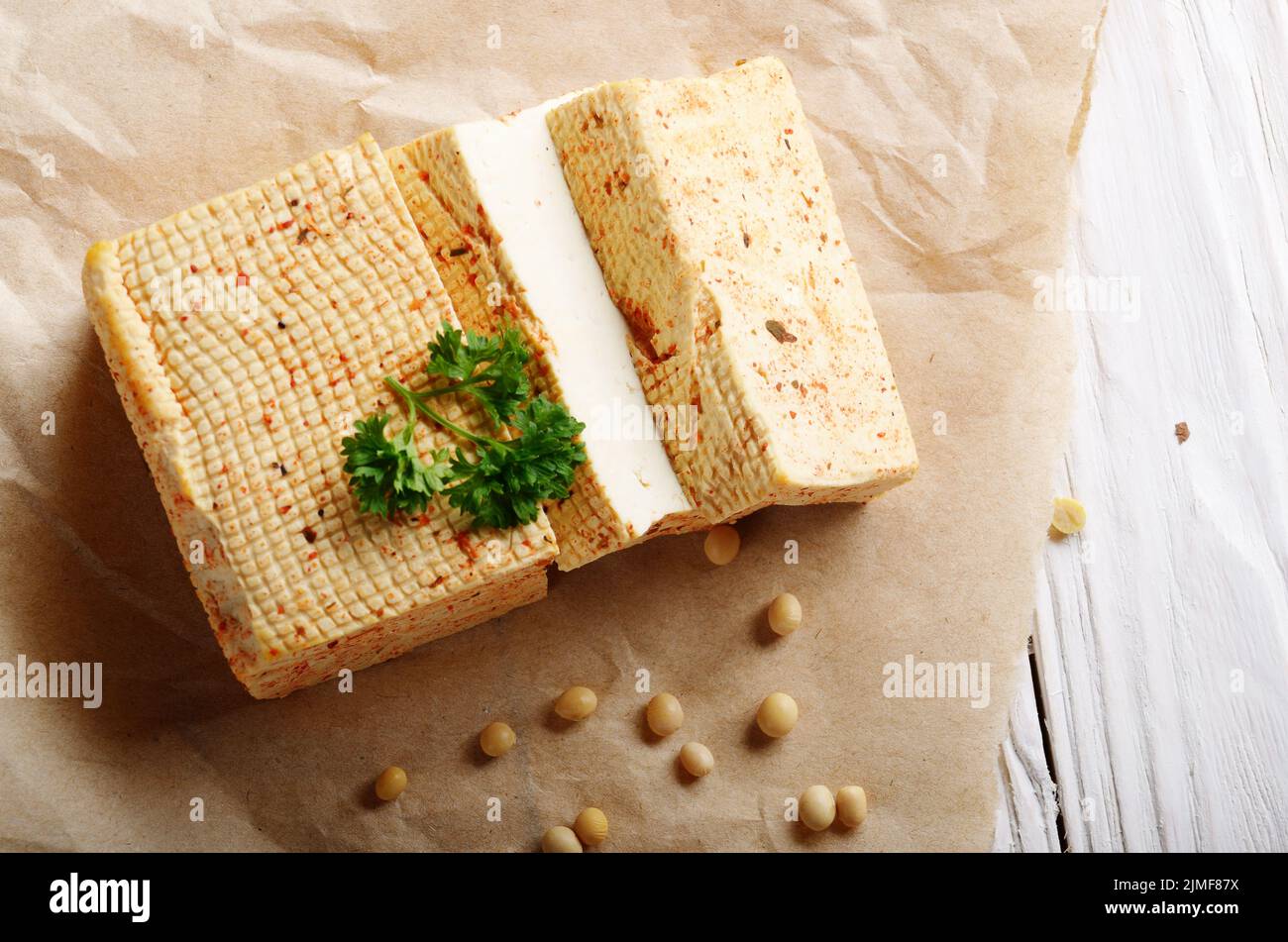 Fagiolo di Soia Curd tofu su carta pergamena con verdi non a base di latte sostituto alternativo per formaggio Foto Stock