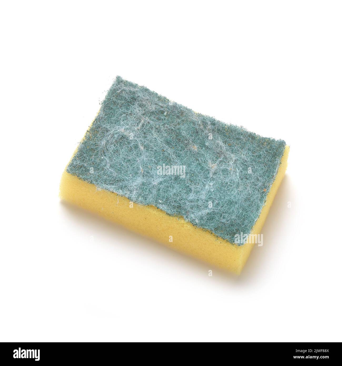 Utilizzato tampone per pulizia in spugna isolato su taglio bianco Foto Stock