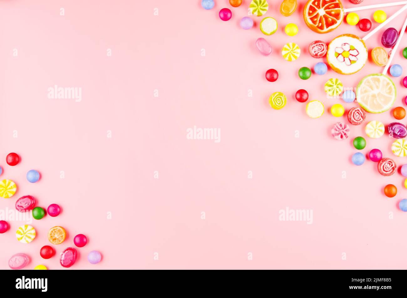 Appartamento vista laici al dolce sfondo di tipo di diverso colore e sapore di caramelle in rosa. Spazio per il testo Foto Stock