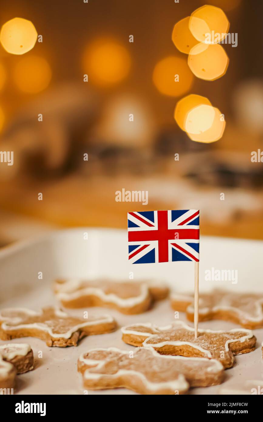 Vacanza britannica e concetto di cottura di Natale. Union Jack bandiera della Gran Bretagna e zenzero uomini biscotti in cucina in it Foto Stock