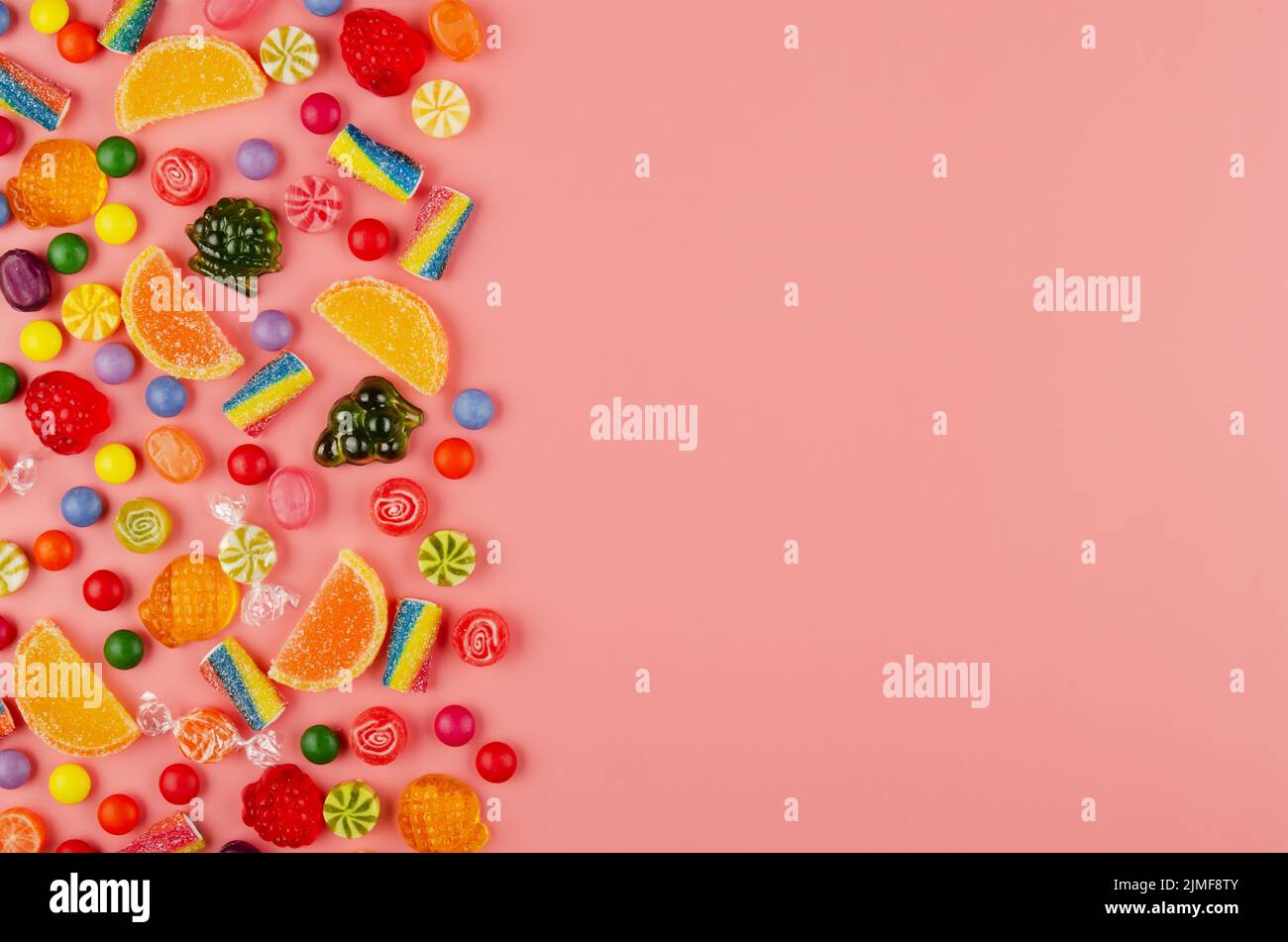 Appartamento vista laici al dolce sfondo di tipo di diverso colore e sapore di caramelle in rosa. Spazio per il testo Foto Stock