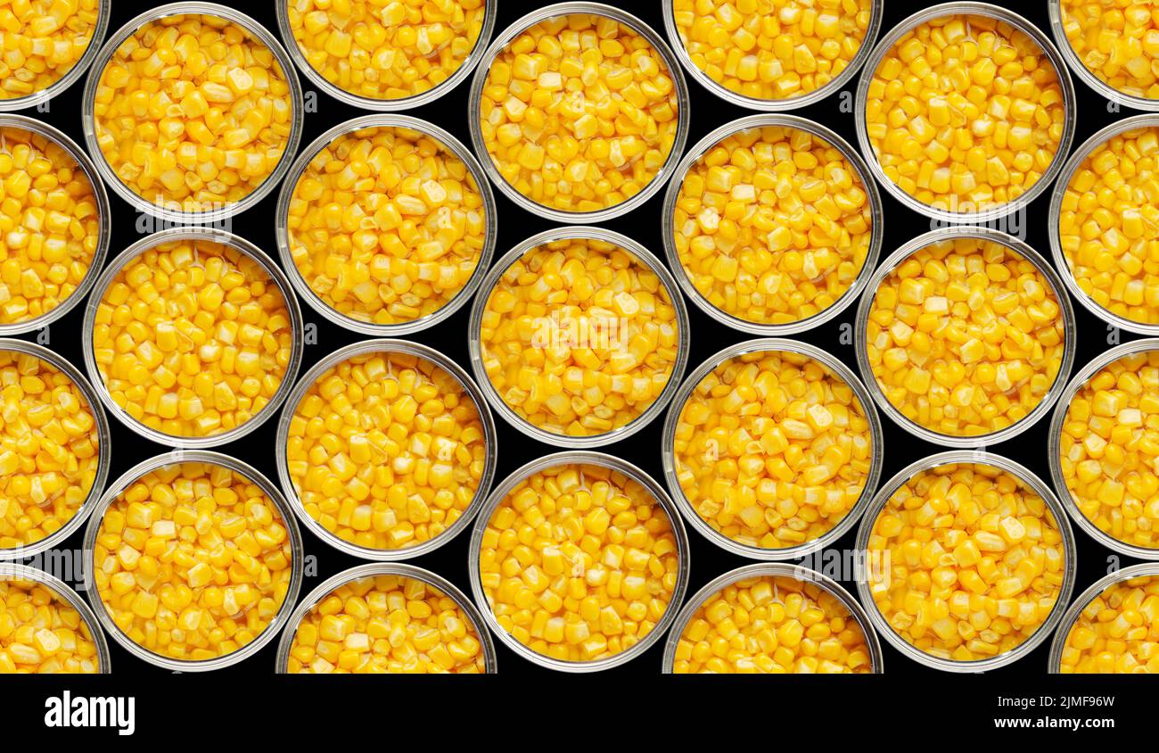 Fondo alimentare senza cuciture con vista piatta di lattine aperte con cornici dolci isolate su sfondo nero. Tracciato di ritaglio aggiunto Foto Stock