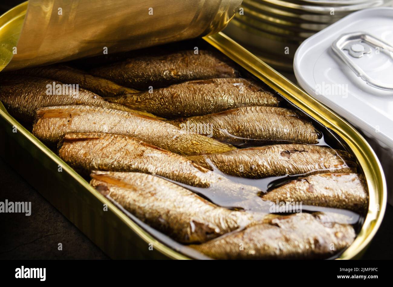 Sprat di pesce affumicato in lattina appena aperta. Cibo non deperibile Foto Stock