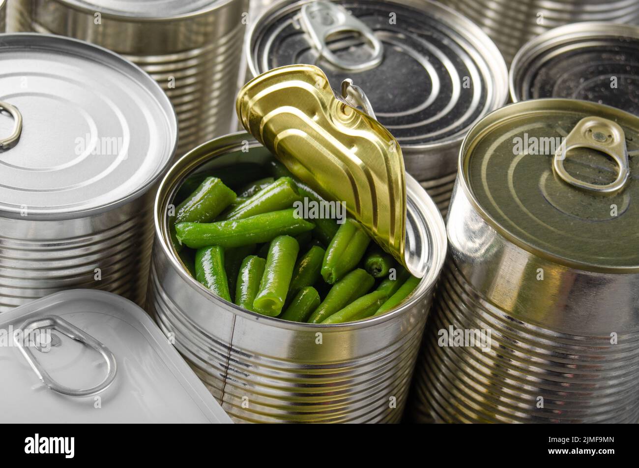 Fagioli verdi in lattina appena aperta. Cibo non deperibile Foto Stock