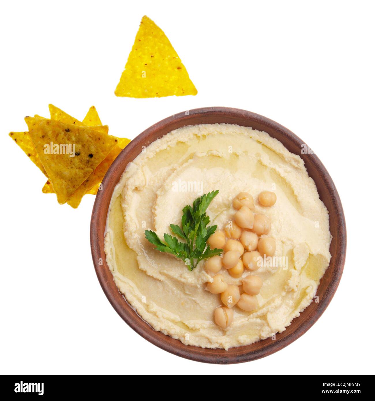 Vista piatta a Hummus sormontato da fagioli e foglie di coriandolo verde con tortilla chips da parte isolato su sfondo bianco. CLI Foto Stock