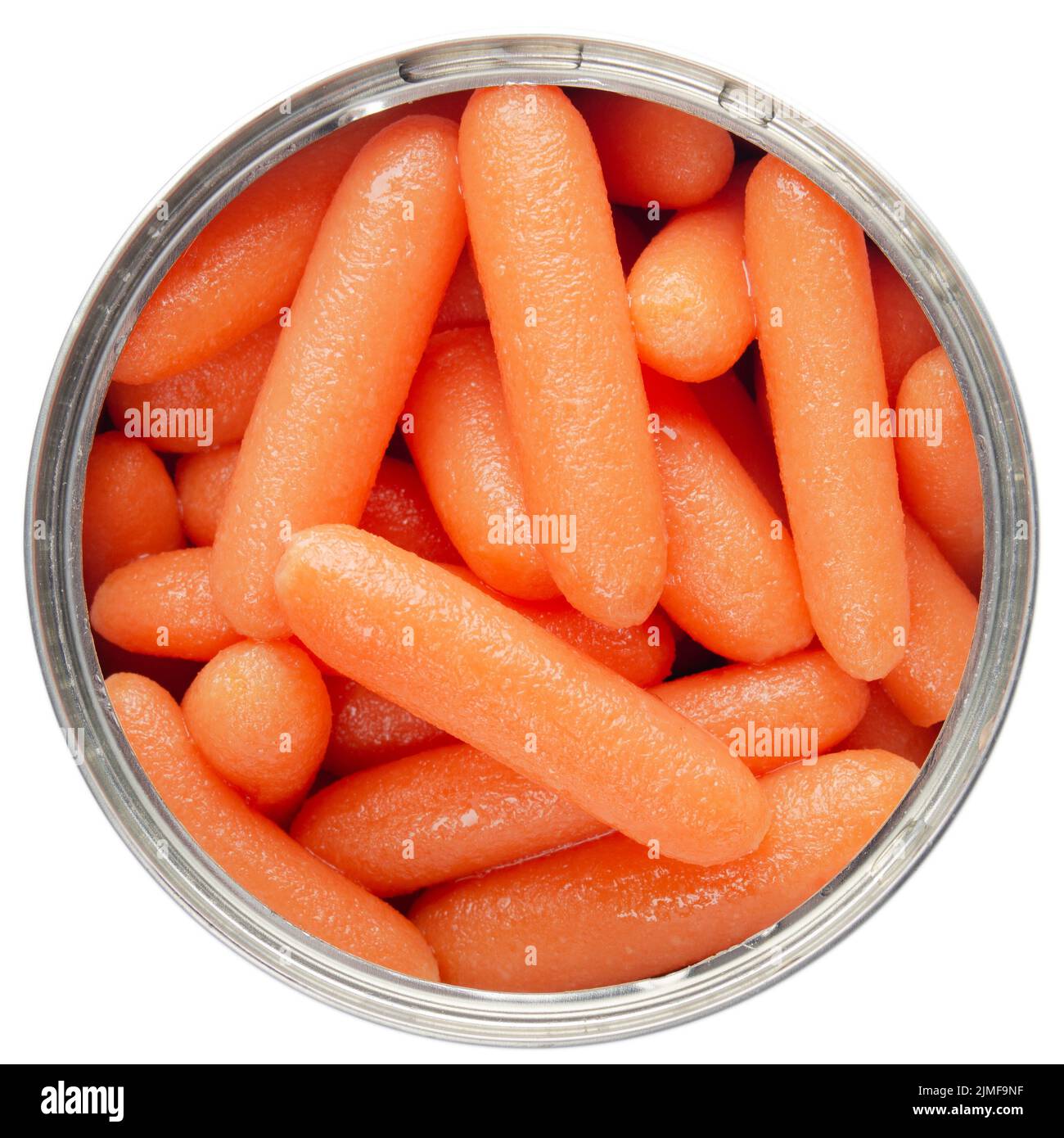 Vista piatta su lattina aperta con carote isolate su sfondo bianco Foto Stock
