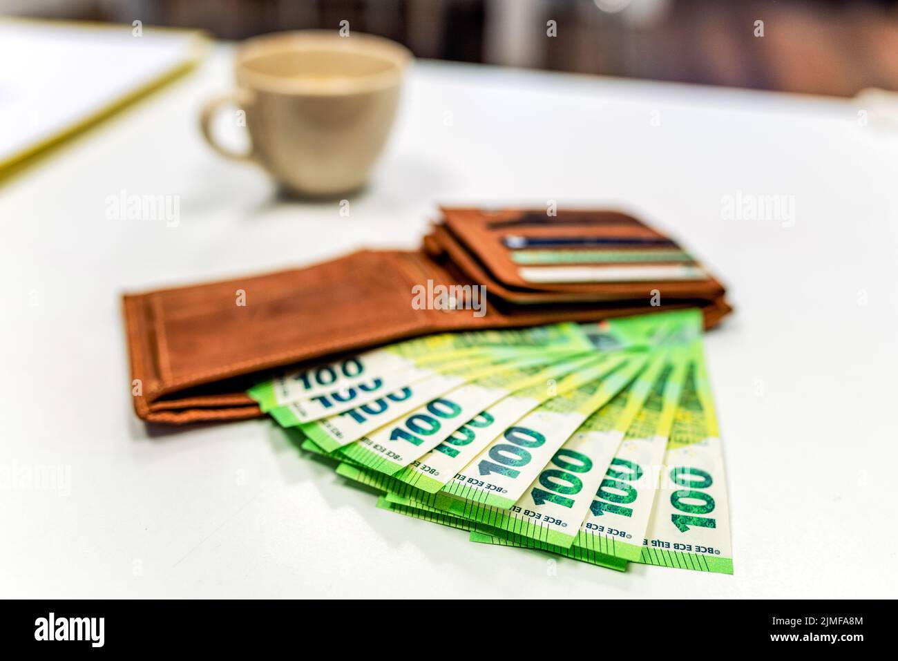 Banconote in euro. Un sacco di carta molti nel portafoglio. Contanti Foto Stock