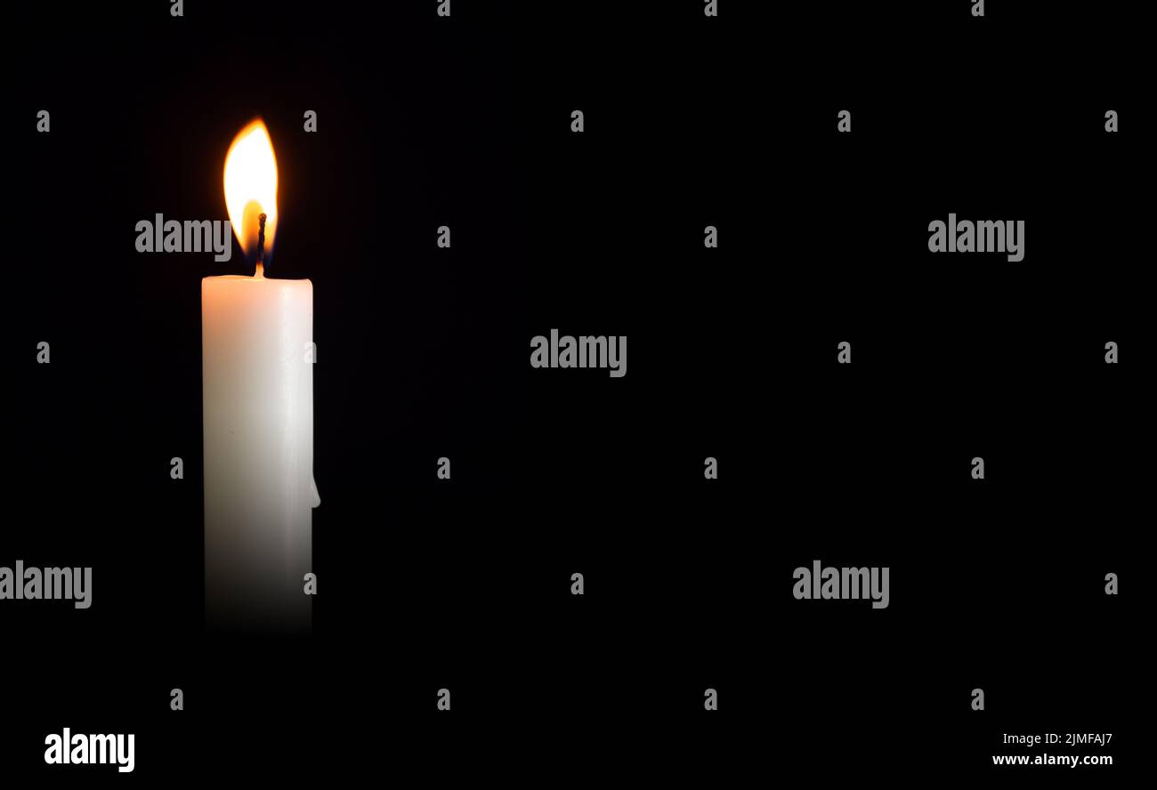 Candela accesa su sfondo nero immagini e fotografie stock ad alta  risoluzione - Alamy