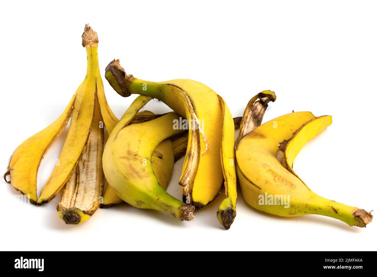 Molte bucce di banana isolate su sfondo bianco. Foto Stock