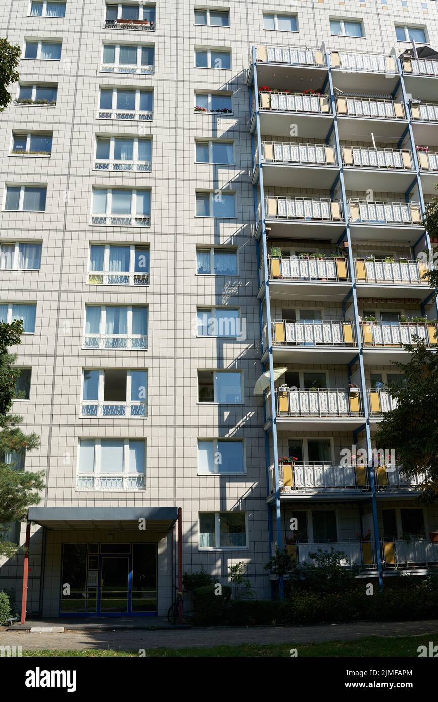 Edificio prefabbricato a Karl-Marx-Allee, l'ex viale della RDT nel centro di Berlino Foto Stock