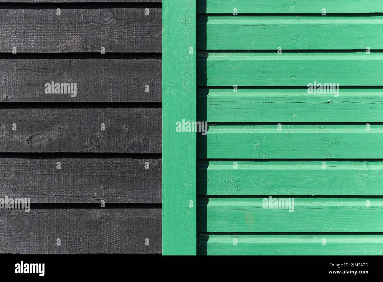 Primo piano di un edificio in legno composto da assi in legno nero e verde, Littlehampton, West Sussex, Regno Unito Foto Stock