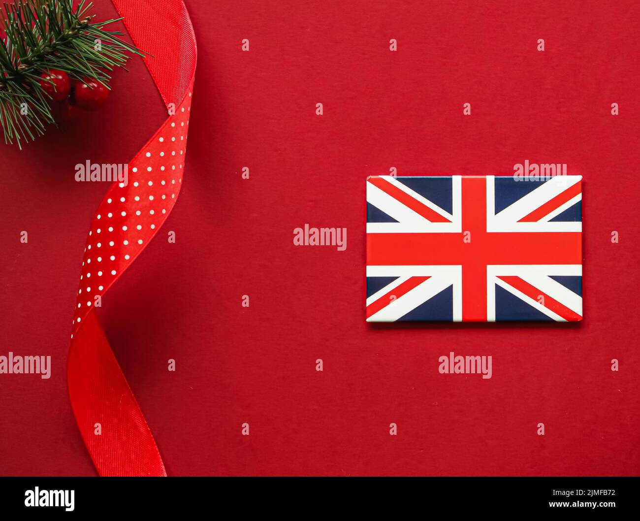 Tradizione britannica di Natale e design di vacanza concetto. Bandiera di Union Jack della Gran Bretagna e ornamenti e decorazioni natalizie su re Foto Stock