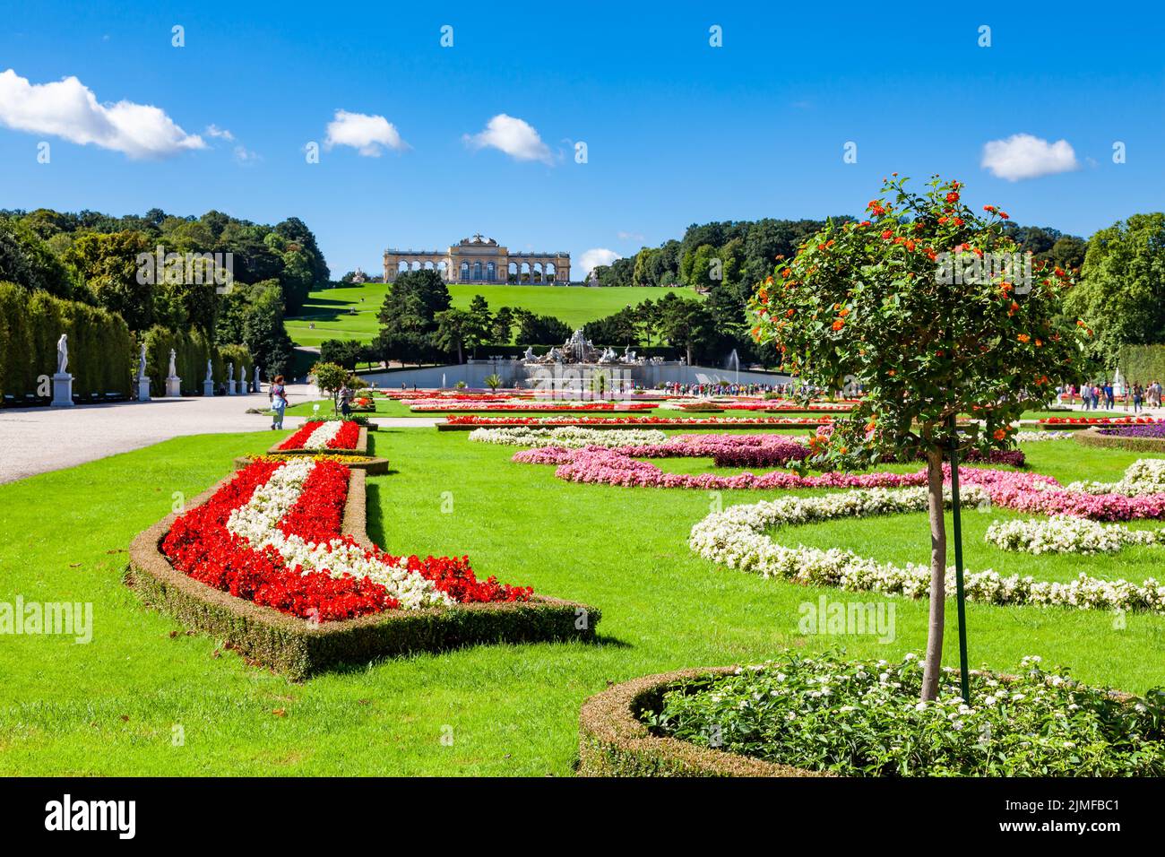 Vista sul bellissimo giardino del Palazzo di Schonbrunn. Foto Stock