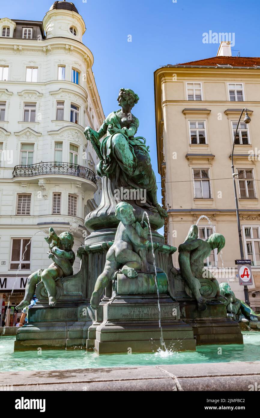Vista della famosa fontana Donner Brunner nel centro del nuovo mercato di Vienna, Austria. Foto Stock