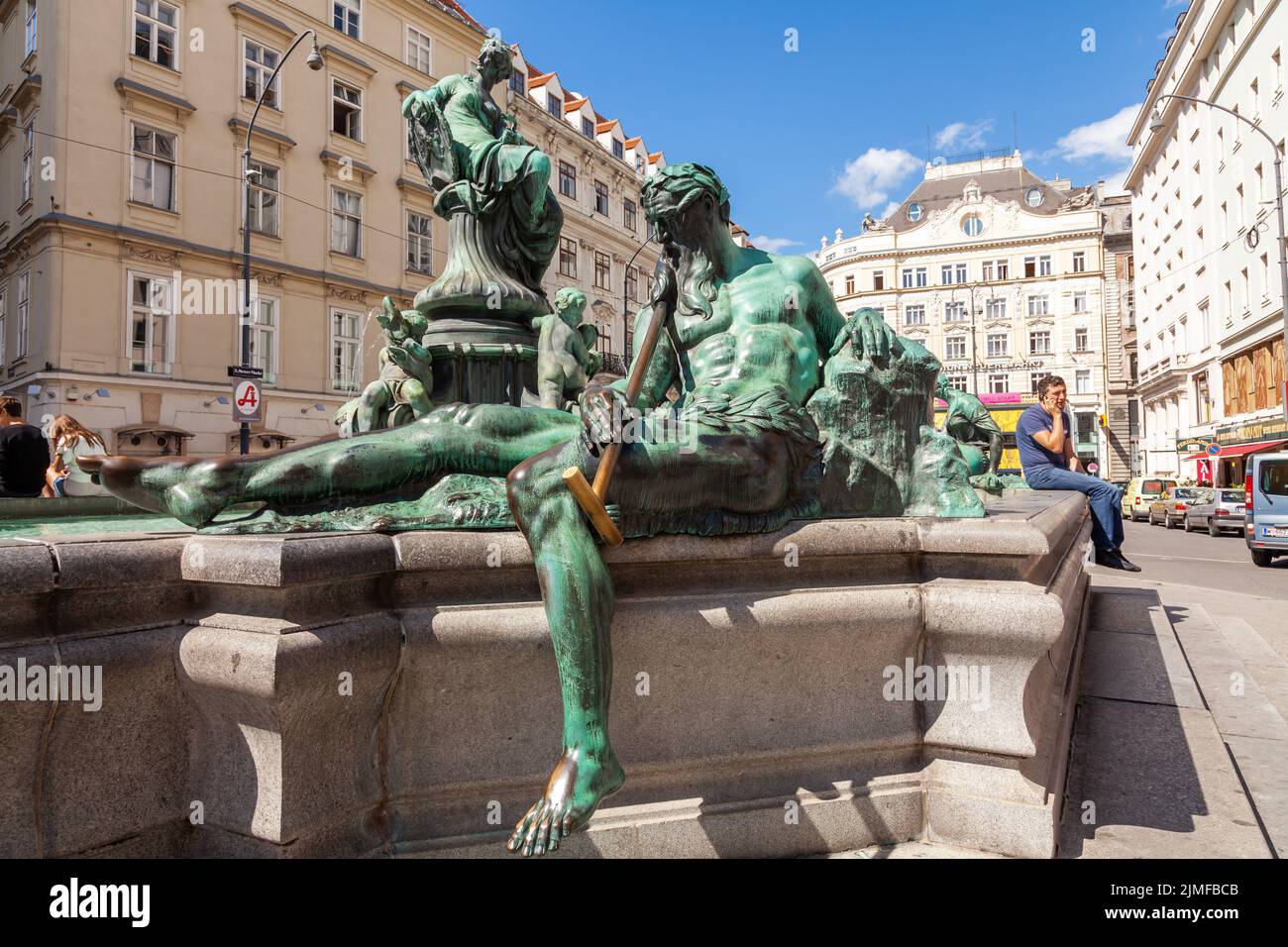 Vista della bella fontana Donner Brunnen nel centro del nuovo mercato a Vienna, Austria. Foto Stock
